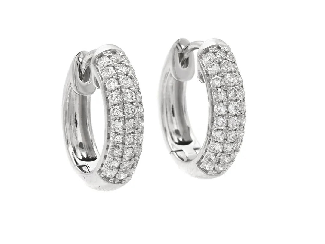 ÖRHÄNGEN, 18K vitguld, briljantslipade diamanter ca 0,43 ctv, ca TW-W/VS-P, höjd 13 mm, vikt 2,6 g, huggies, enstaka diamanter med skador och nagg. — Smycken/Örhängen — Kaplans