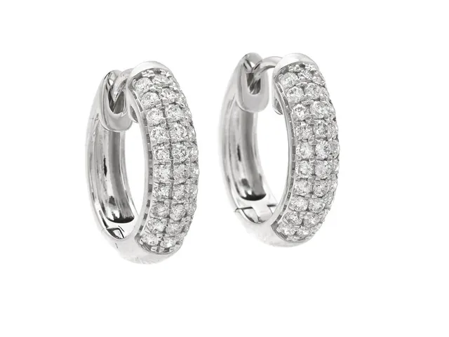 ÖRHÄNGEN, 18K vitguld, briljantslipade diamanter ca 0,43 ctv, ca TW-W/VS-P, höjd 13 mm, vikt 2,6 g, huggies, enstaka diamanter med skador och nagg.