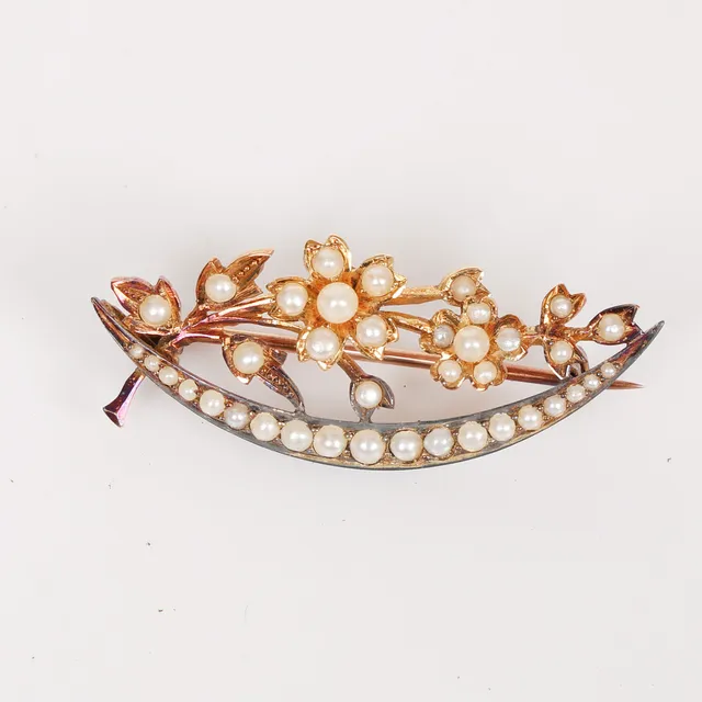 A PEARL & YELLOW METAL BROOCH.