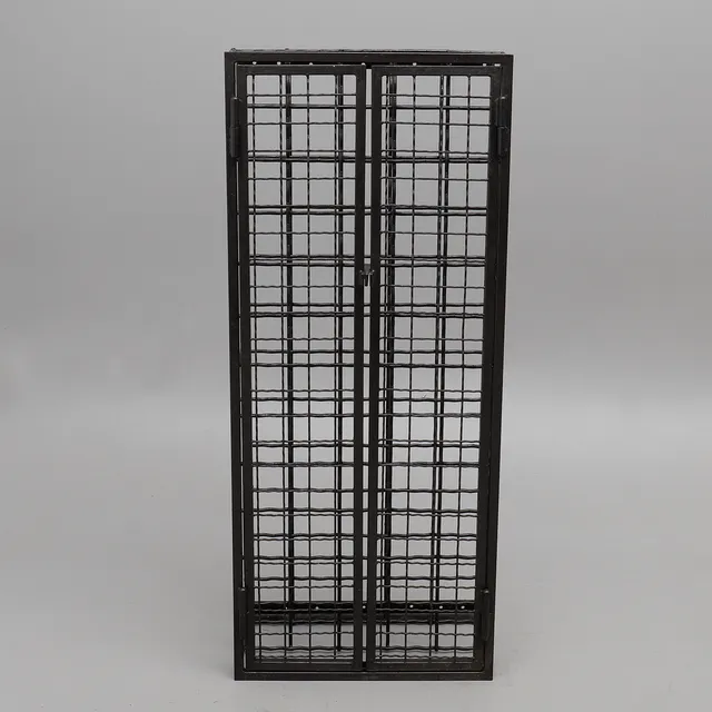 LÅSBART VINSTÄLL FÖR 60 FLASKOR, för väggmontage, hammarlackat smide.