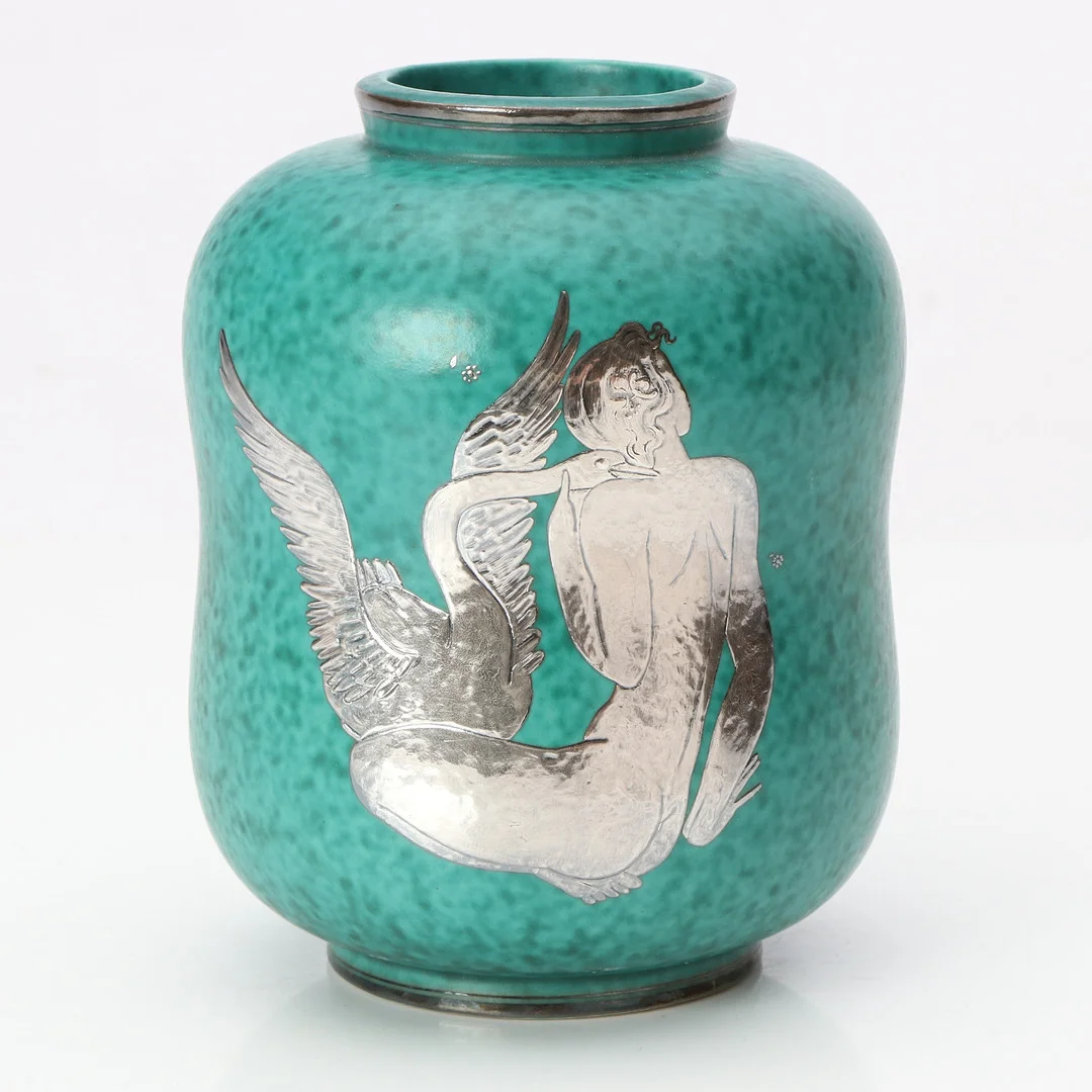 WILHELM KÅGE. VAS. Stengods med grön glasyr och dekor i silver. "Argenta", Gustavsberg. Dekor av Leda och svanen. Märkt undertill. — European — Skånes Auktionsverk