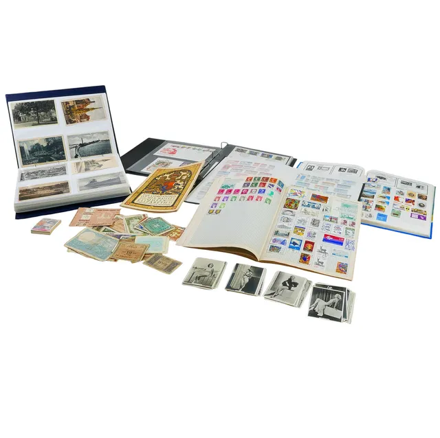 A COLLECTION OF EPHEMERA: SOME BANKNOTES, POSTCARDS AND CIGARETTE CARDS.