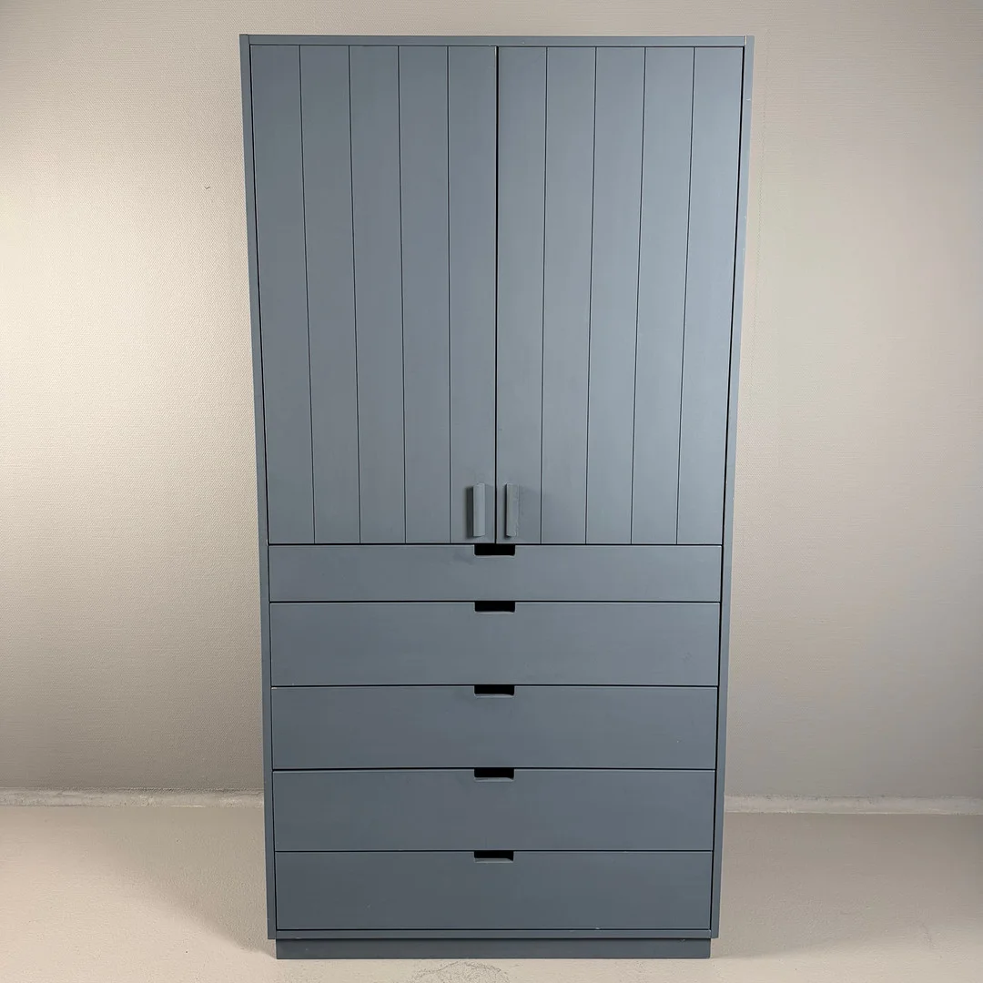 NIRVAN RICHTER (Född 1954). Klädskåp, "Massiv", design för Norrgavel, modell H10/M2. — Other — Skandia Auktion