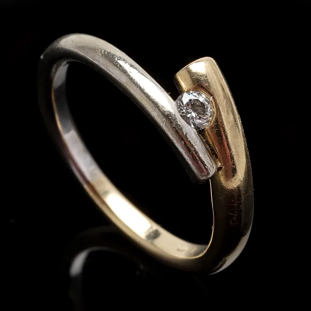 RING, 14 K guld. Briljant Ca 0,10 ct. Vikt ca 4 gram.