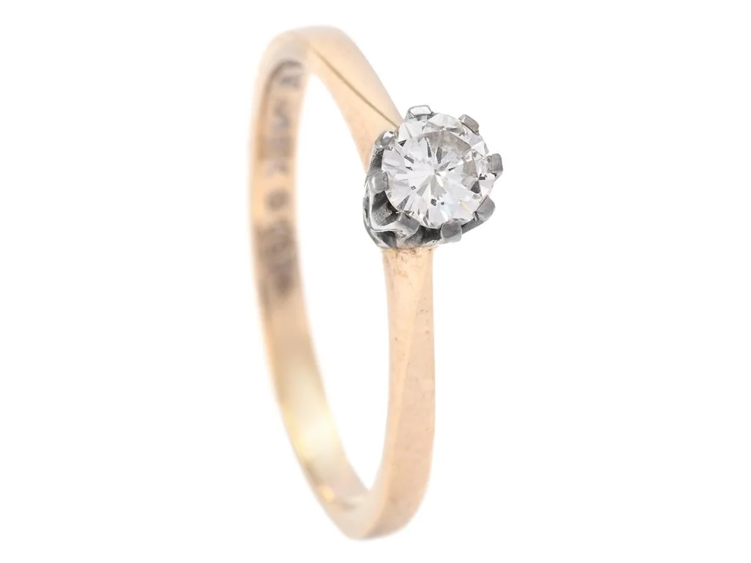 ENSTENSRING, 18K vitguld, briljantslipad diamant ca 0,23 ct, ca W/VS, stl 16,75 mm, vikt 2,7 g. — Smycken/Enstensring — Kaplans