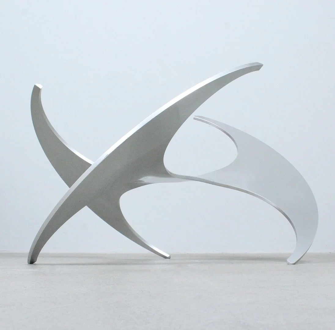 KNUT HESTERBERG. Ronald Schmitt. Skulpturales Tischgestell, Modell 'Propeller', 1960er Jahre. — Tables — Stockholms Auktionsverk Düsseldorf/Neuss