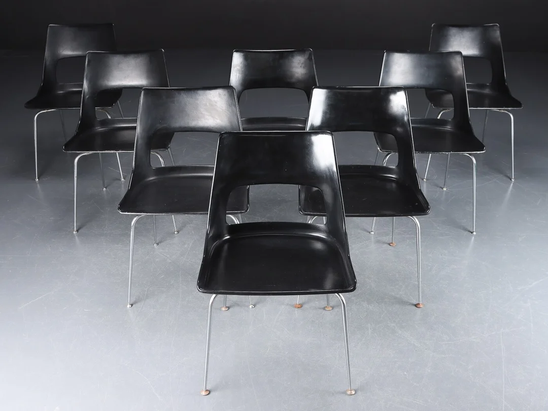 Kay Kørbing. Otte stole af sort glasfiber, model KK1 (8) — Furniture/Chairs — Lauritz