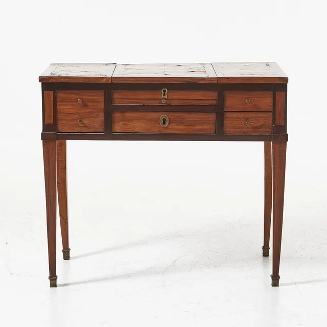 POUDREUSE, 1700-tal, Frankrike, fanerad i mahogny och valnöt, beslag i mässing.
