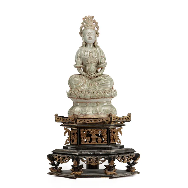 Chinese Guanyin figurine of glazed stoneware, seated in dhyanasana with crown and draped chains, 19th/20th century