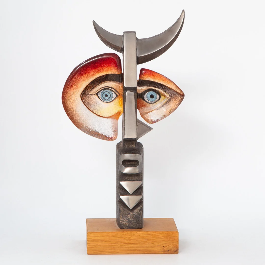 MATS JONASSON. SKULPTUR, KONSTGLAS, METALL PÅ TRÄSOCKEL, MÅLERÅS, SIGNERAD, NUMRERAD 28/29. — Art glass — Auktionskammaren Sydost Kalmar