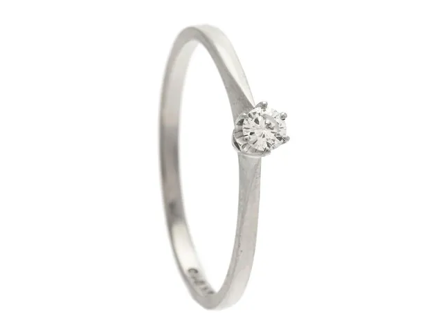 ENSTENSRING, 18K vitguld, briljantslipad diamant enligt gravyr 0,15 ct ca W/VS, Iduna, 1978, stl 21,25 mm, vikt 2,6 g.
