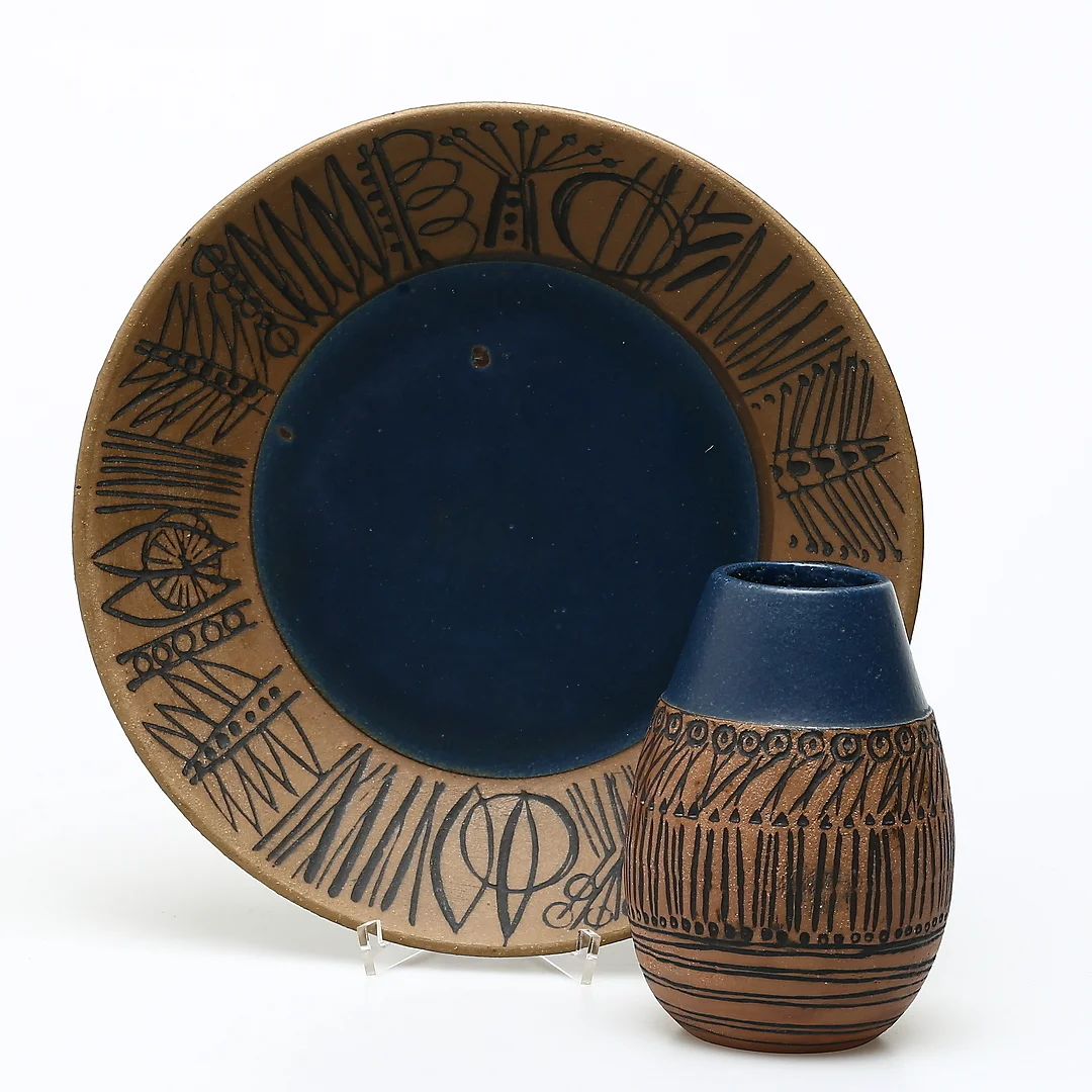 LISA LARSON. Fat och vas, stengods, "Granada", Gustavsberg. — European — Auktionshuset Kolonn