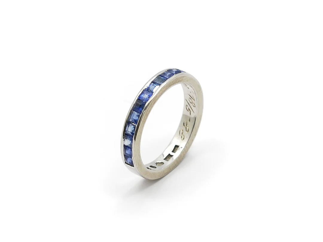 RING, 18K vitguld, safirer, stl 16,5 mm, vikt 4,5 g, Rosengren & Eriksson 1988, gravyr. — Smycken/Ring — Kaplans