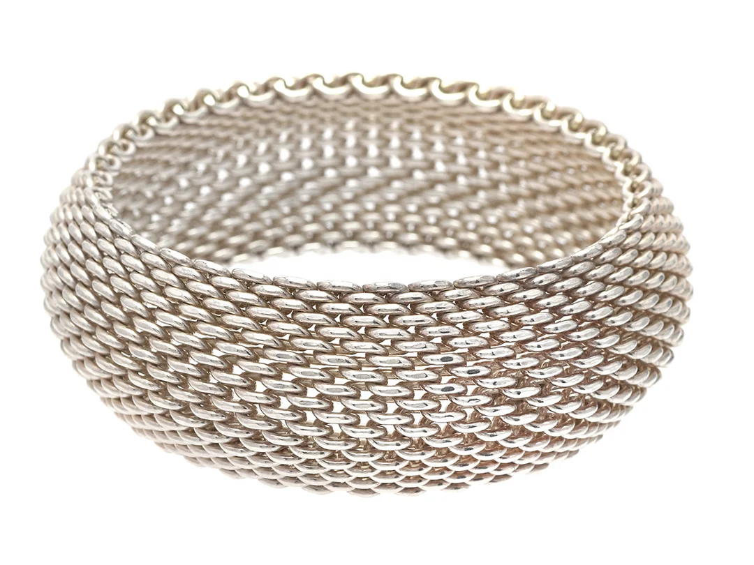 TIFFANY & CO, armband, sterling silver, innerdiameter 60 mm, något flexibel, vikt 127,0 g, originalpåse och ytterkartong. — Smycken/Armband — Kaplans