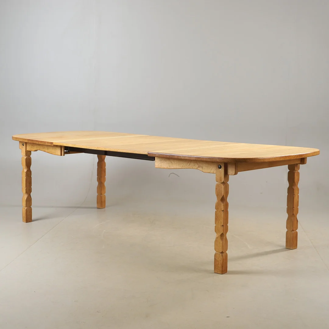 HENNING KJÆRNULF. TILLSKRIVEN. Matbord, ek, 1900-talets andra hälft. — Dining tables — Helsingborgs Auktionskammare