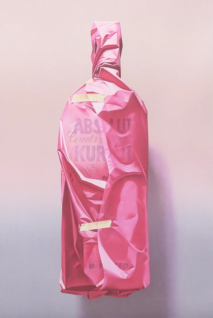 YRJÖ EDELMANN. "Wrapped Absolut Vodka Kurant". Färglitografi, signerad och numrerad 174/199. — Engravings & Prints — Auktionshuset Thelin & Johansson