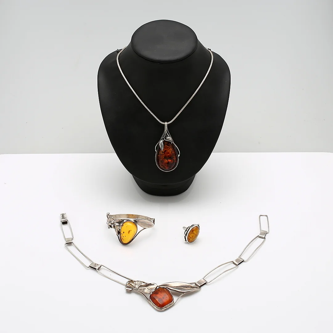SMYCKEN, silver med bärnsten. — Jewellery — Gomér & Andersson Norrköping