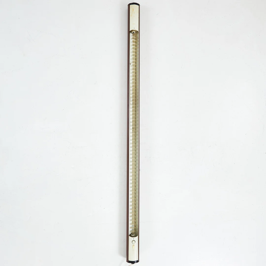 ANDERS PEHRSON. Taklampa, "Supertube", Atelje Lyktan, vit- och brunlackerad metall, dimbar, formgiven 1967. — Ceiling lights — Stockholms Auktionsverk Sickla