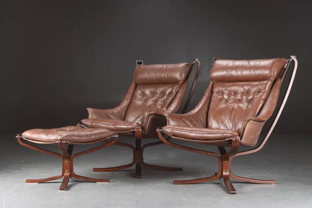 Sigurd Ressell. A pair of high-backed lounge chairs with footstool and a sofa table (4)