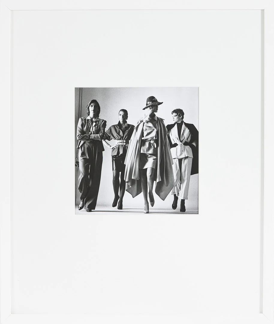 HELMUT NEWTON. Efter, " Sie Kommen, Dressed, French Vogue, Paris 1981", offsetlitografiskt fotografi. — Engravings & Prints — Stockholms Auktionsverk Magasin 5