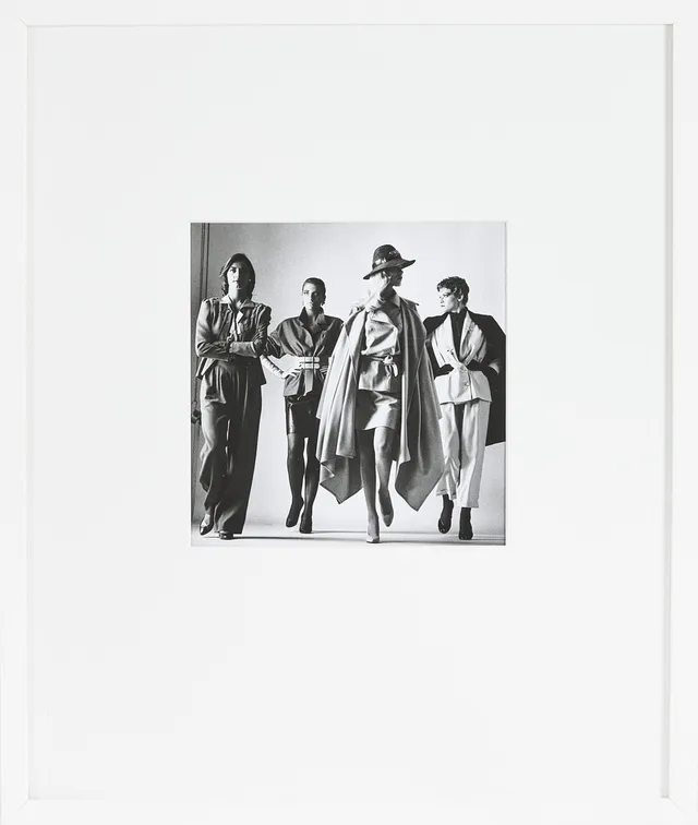 HELMUT NEWTON. Efter, " Sie Kommen, Dressed, French Vogue, Paris 1981", offsetlitografiskt fotografi.