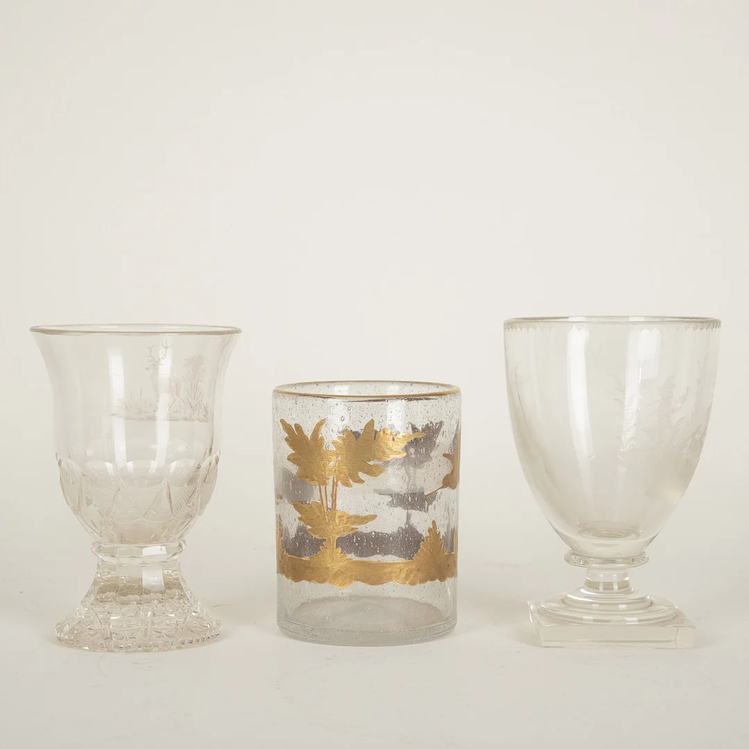 Drei Gläser mit Jagdmotiven, Böhmen u.a. 19./20. Jh. (3). — Art glass — Stockholms Auktionsverk Hamburg