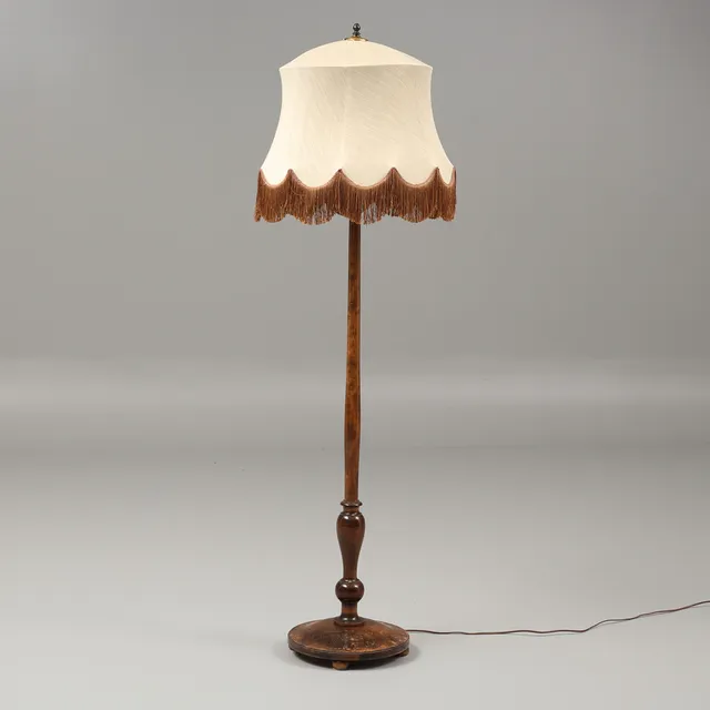 GOLVLAMPA, trä, 1900-talets första hälft.