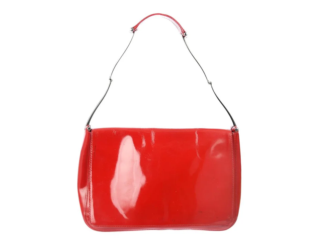 VÄSKA, GUCCI, vintage, rött lackskinn, silverfärgade beslag, 28x21x7 cm, dustbag, fläckar på lacken, dustbag. — Accessoarer/Väskor — Kaplans