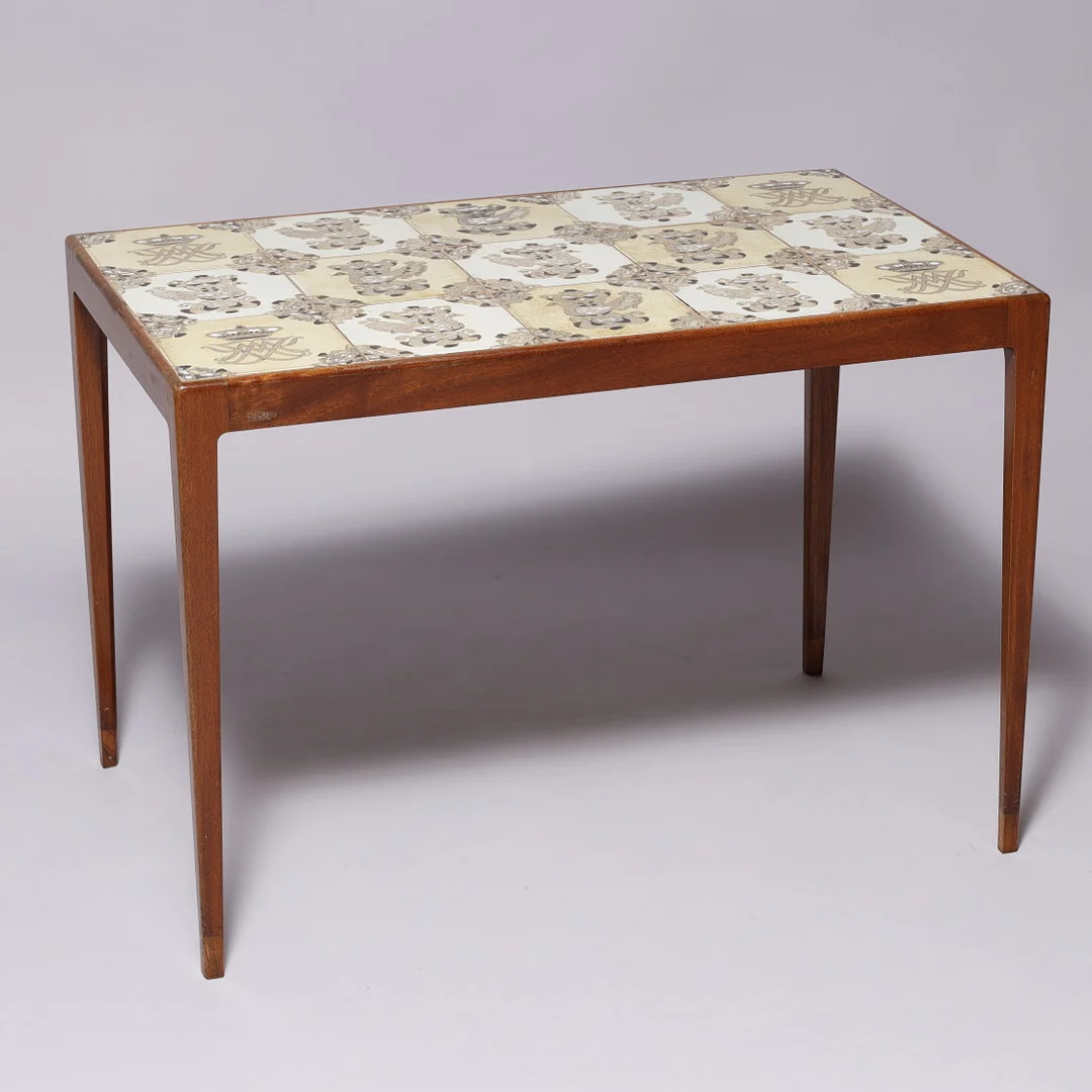 Sofabord med fliser, stel af mahogni og palisander. Dansk snedkermester.1900 tallets midte. Danmark. — Tables — Palsgaard Kunstauktioner