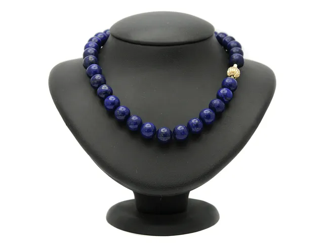 COLLIER, lapis lazulikulor ca 11,5-12,5 mm, lås i 14K guld, längd 40 cm.