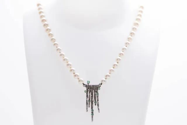 Pearl chain with cultured pearls and clasp of 18 kt white gold.