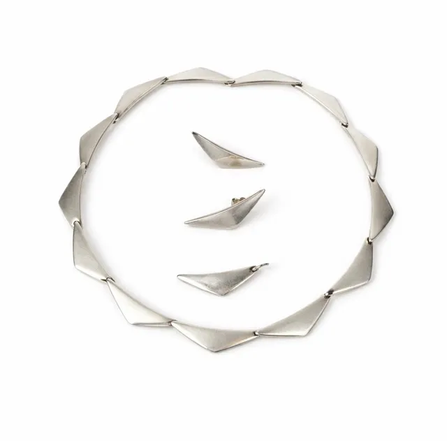 BENT GABRIELSEN. Georg Jensen og Hans Hansen. "Peak" halscollier, ørestikker og vedhæng af sterlingsølv (4).