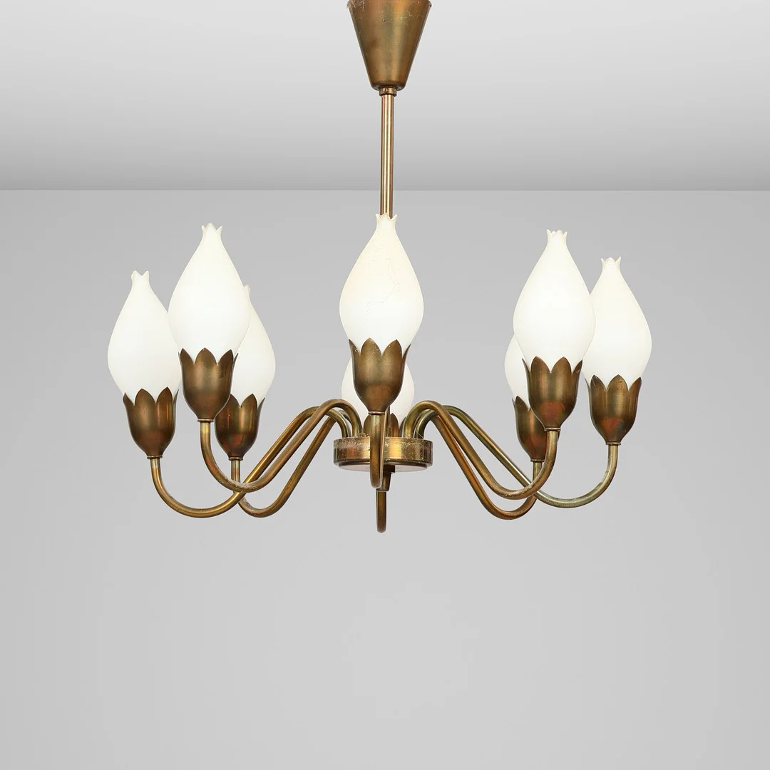“Tulipan”, ottearmet lysekrone af patineret messing, skærme af opalglas, Fog & Mørup, Danmark, ca. 1950'erne. — Chandeliers — Palsgaard Kunstauktioner