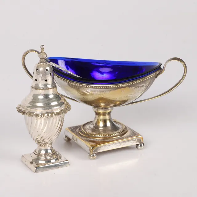 SALTKAR OCH STRÖARE, nysilver/glas, 1900-tal.