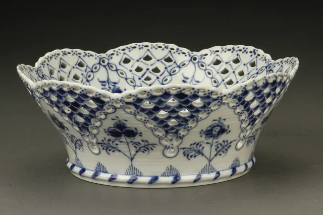 Royal Copenhagen. Musselmalet helblonde skål nr. 1061