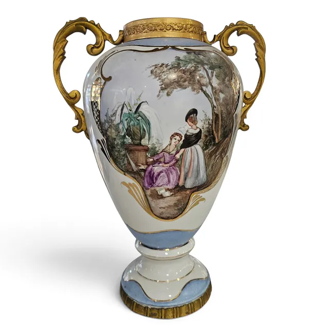 Jarrón en porcelana con motivo de flores.