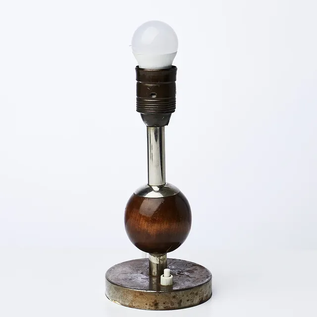 BORDSLAMPA; 1920/30-tal, metall och trä.