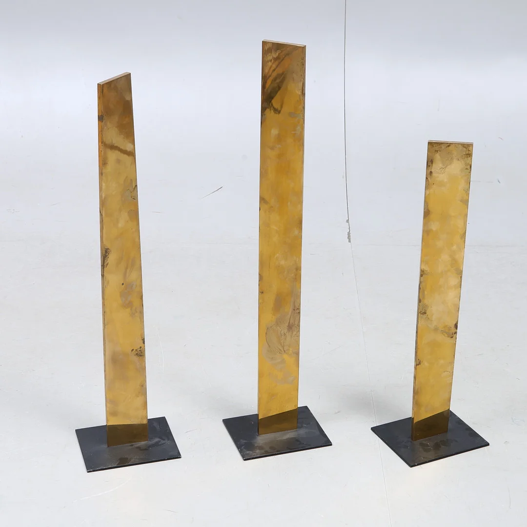 ARNE ANDERSSON (SVERIGE, FÖDD 1933). TILLSKRIVEN. Skulpturtrio, mässing på metallsockel, osignerade. — Sculptures & Bronzes — Auktionshuset Kolonn