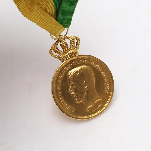 MEDALJ, guld, Gustaf V, Sverige 1926, total vikt inklusive band ca. 30,2 gram.