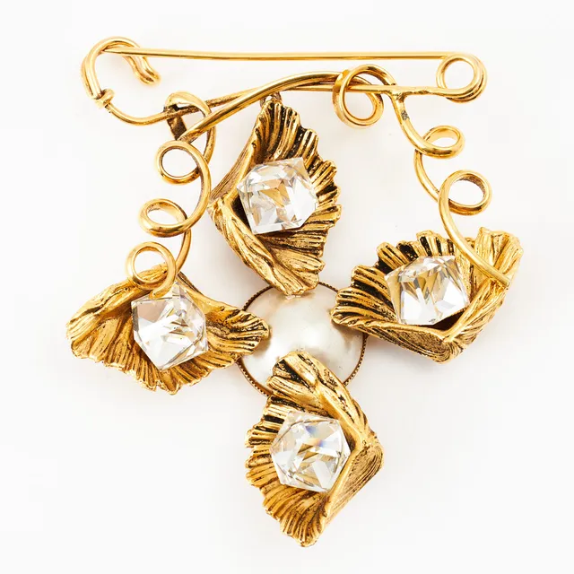 YVES SAINT LAURENT, brosch, gulmetall, större säkerhetsnål med blomformat hänge, dekor av kubformade kristaller samt mitten med imiterad mabépärla, stämplad Yves Saint Laurent, Rive gauche, Made in France, 1980-tal.