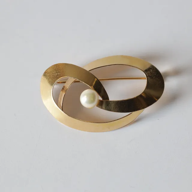 BROSCH, 18K guld med pärla. Totalvikt ca 4,4 gram.