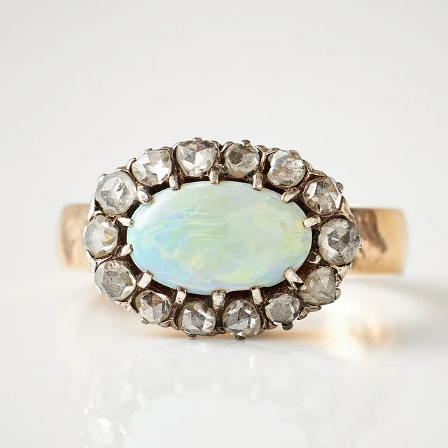 RING, 18 k guld, opal, bekransad av 14 rosenslipade diamanter, ringskena stämplad Svante Öhrman, Göteborg 1906.
