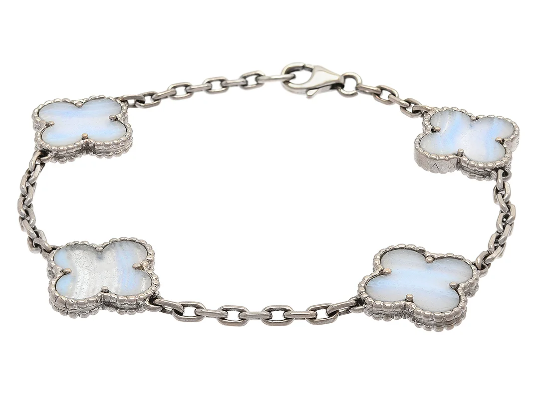 VAN CLEEF & ARPELS, armband, Vintage Alhambra, 18K vitguld, 4 kalcedoner, signerad VCA, nummer BL110565, längd 17,9 cm, vikt 8,9 g, etui, armband kortat, en klöver saknas, slitage. — Smycken/Armband — Kaplans