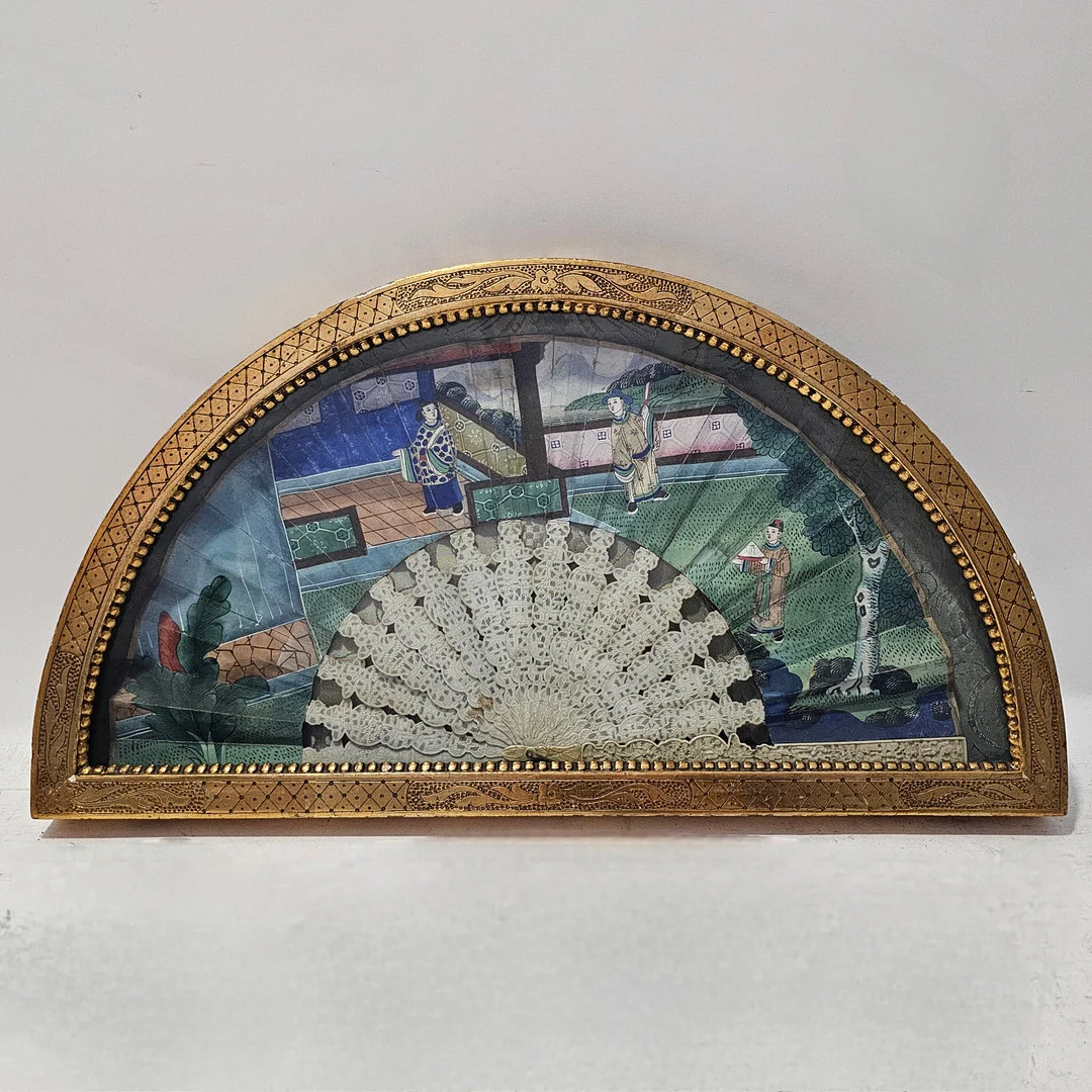 ABANICO ORIENTAL EN HUESO TALLADO EN ABANIQUERA. PRINCIPIOS SIGLO XX. — Asiatica — Barcelona Auctions