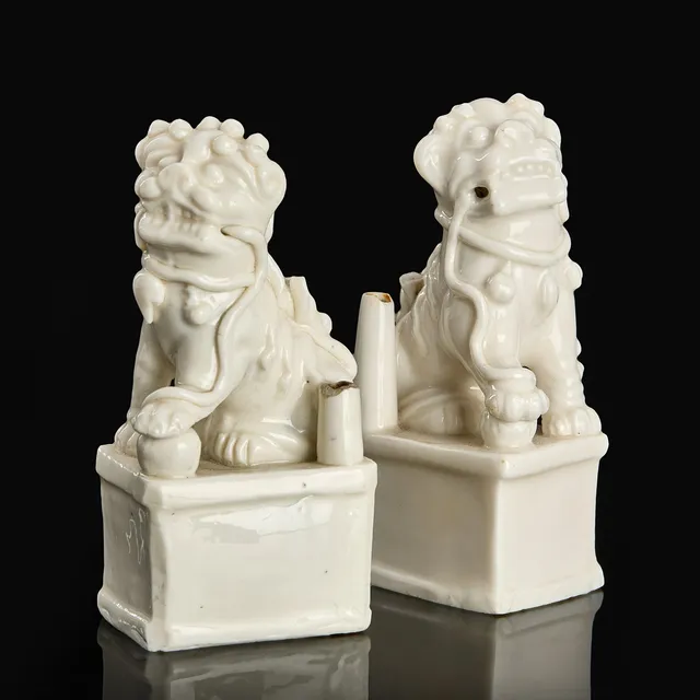RÖKELSEHÅLLARE (2), (joss stick holders), porslin, Kina, blanc de chine, I form av fo-hundar, Qingdynastin (1644-1912).