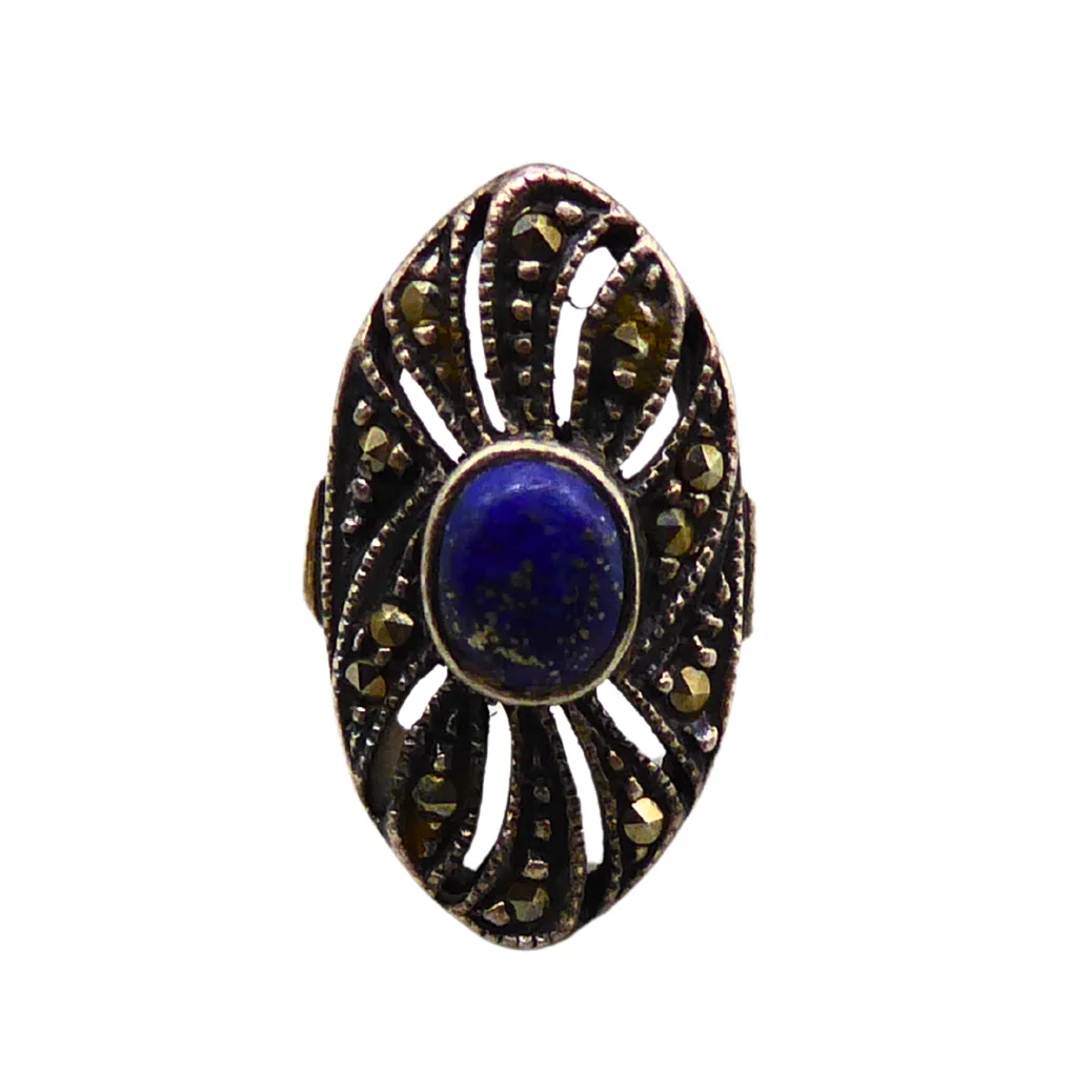 925ER SILBERRING BESETZT MIT EINEM ZENTRALEM LAPISLAZULI, UMRAHMT VON MARKASITEN. — Rings — Auktionshaus Stuber's Hammerschlag