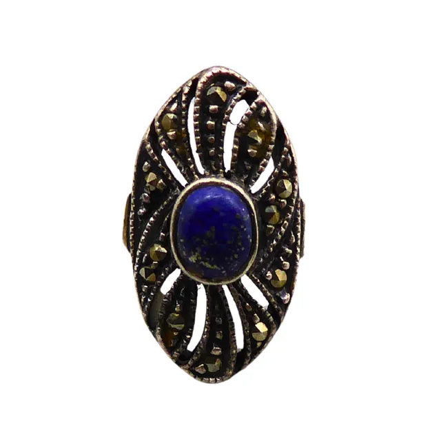 925ER SILBERRING BESETZT MIT EINEM ZENTRALEM LAPISLAZULI, UMRAHMT VON MARKASITEN.