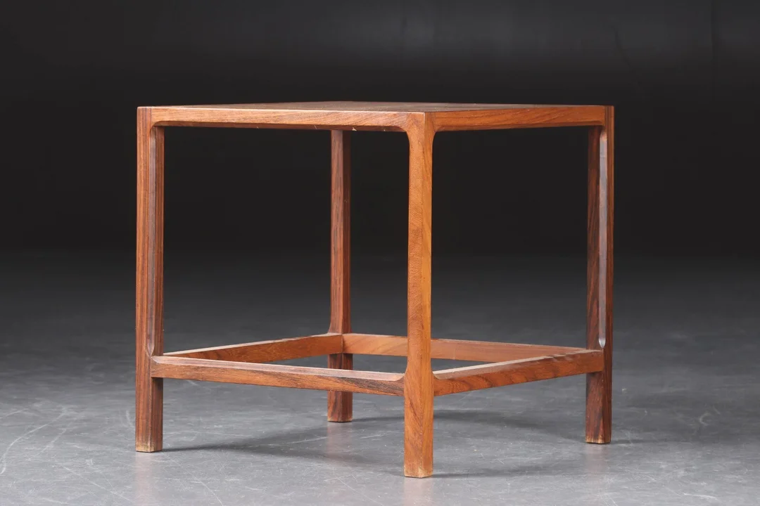Aksel Kjersgaard. Side-/Lampebord af palisander, 1960'erne — Furniture/Coffee tables, occasional tables — Lauritz