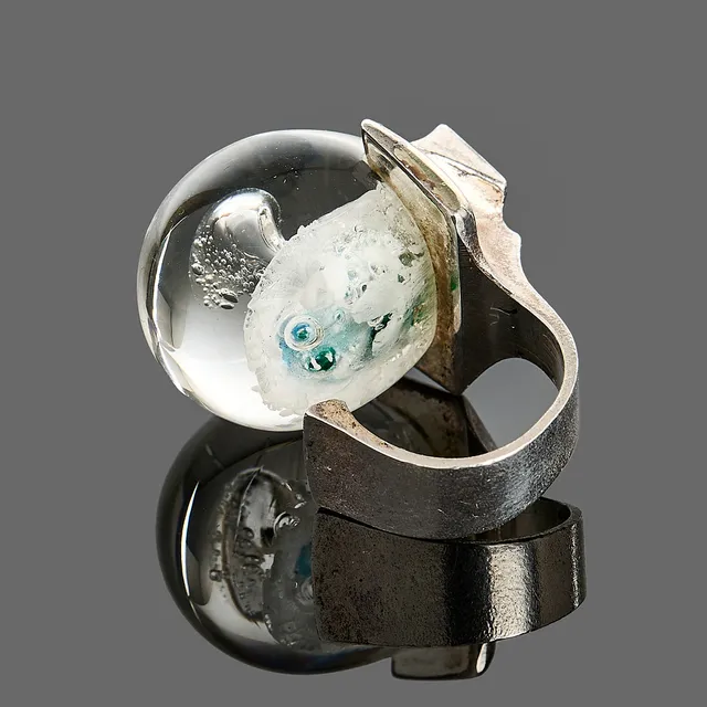 BJÖRN WECKSTRÖM. Ring, "Förstelnad sjö", sterlingsilver samt akryl, Lapponia, Finland, 1973.