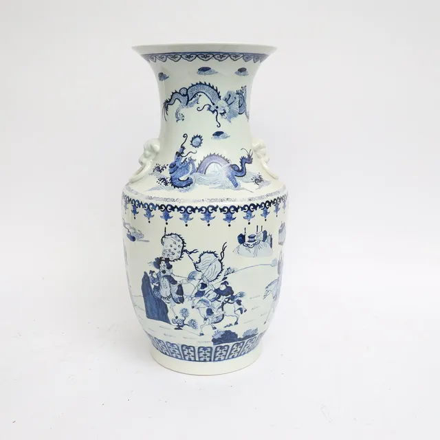 VAS, kina, 1900-tal, med underglasyr blå dekor av figurer och drakar. Dubbla hänklar med lejon. Undertill med sigill i blått.
